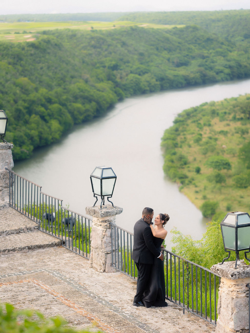 Pareja abrazada con vista al Río Chavón, La Romana