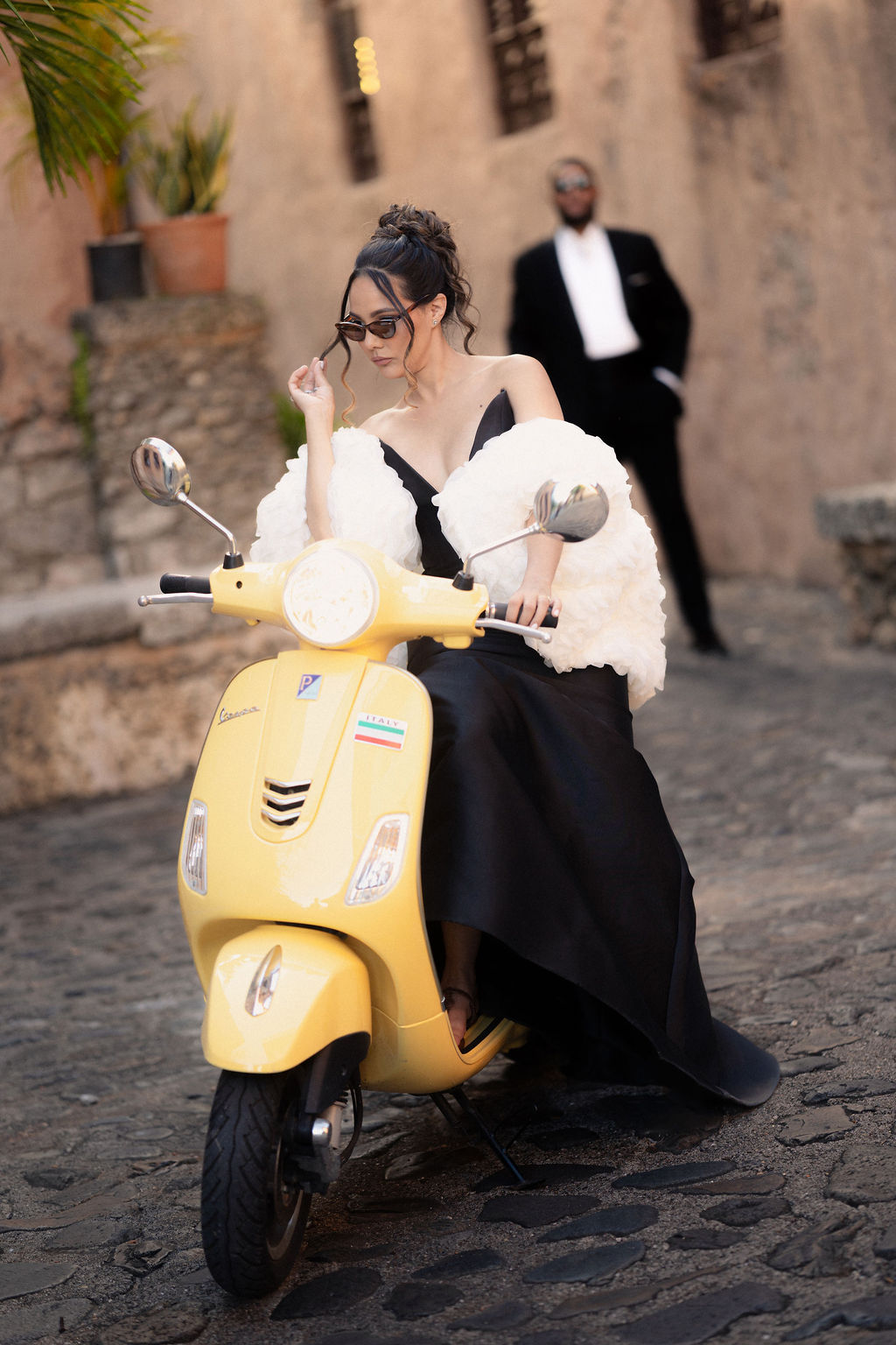 Novia en Vespa amarilla en Altos de Chavón